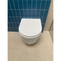 Inodoro suspendido Lia  Tornado blanco brillo con asiento y tapa Soft Close – Azul Bath